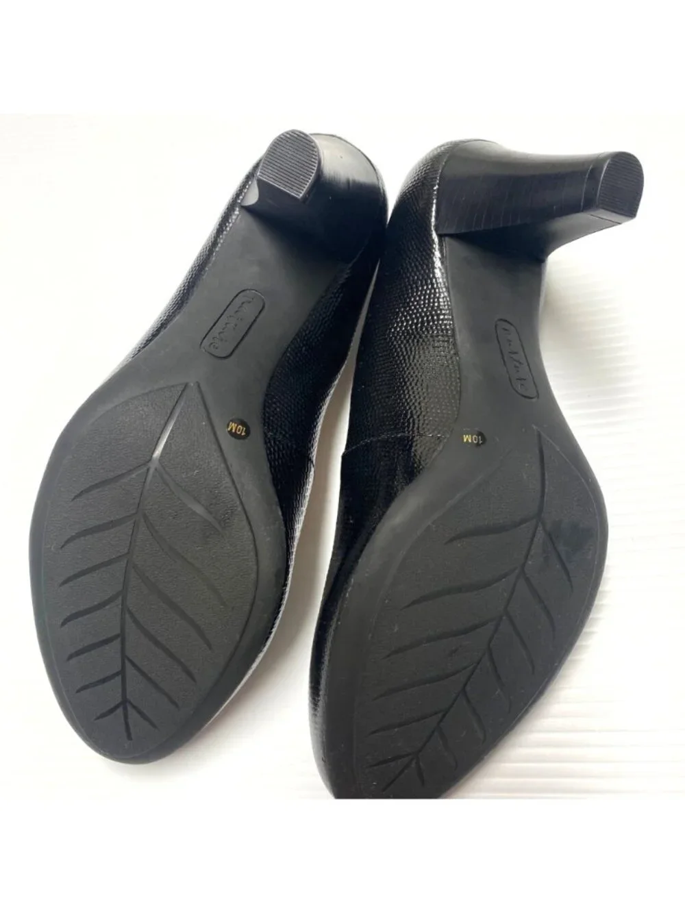 size 10 M womens Nurture Marjorrie textured black pumps heels Pristine! leather